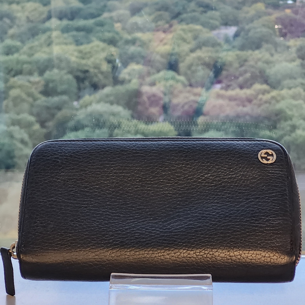 Gucci Interlocking G Leather Zip Around .